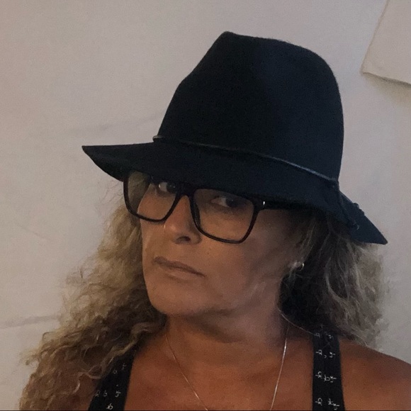 Target Accessories - Black short floppy hat